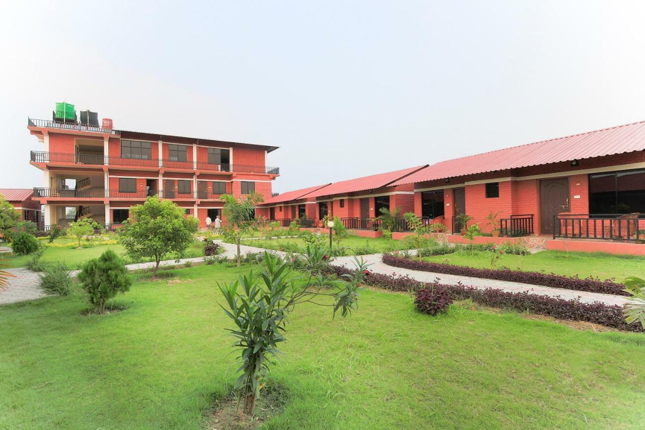 Vision Safari Pvt Ltd Hotel Sauraha Exterior photo