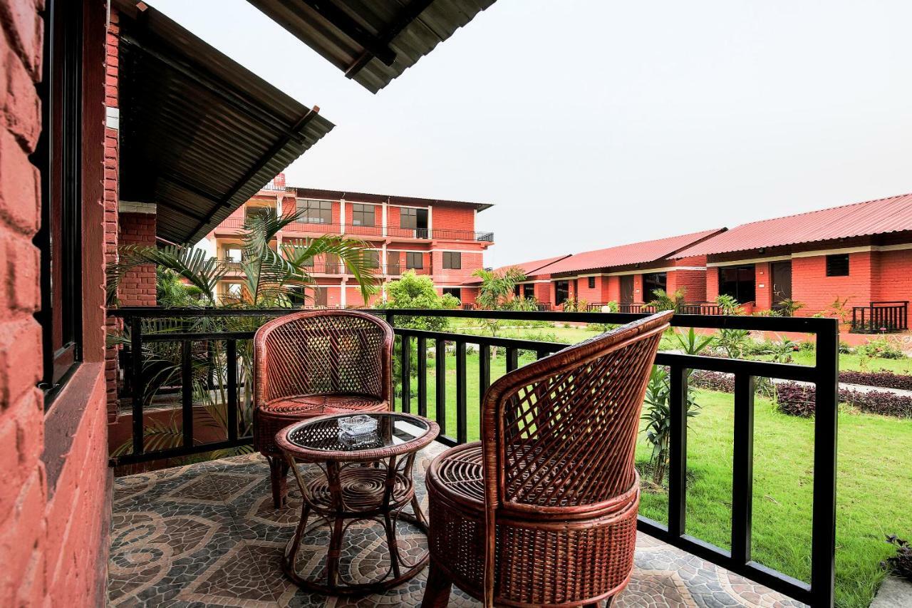 Vision Safari Pvt Ltd Hotel Sauraha Exterior photo