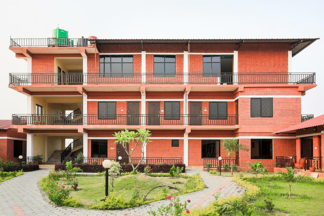 Vision Safari Pvt Ltd Hotel Sauraha Exterior photo